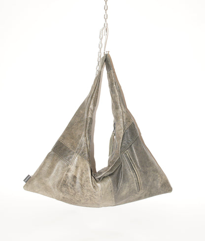 Triangle Bag S aus Vintage-Leder in hängender Vorderansicht