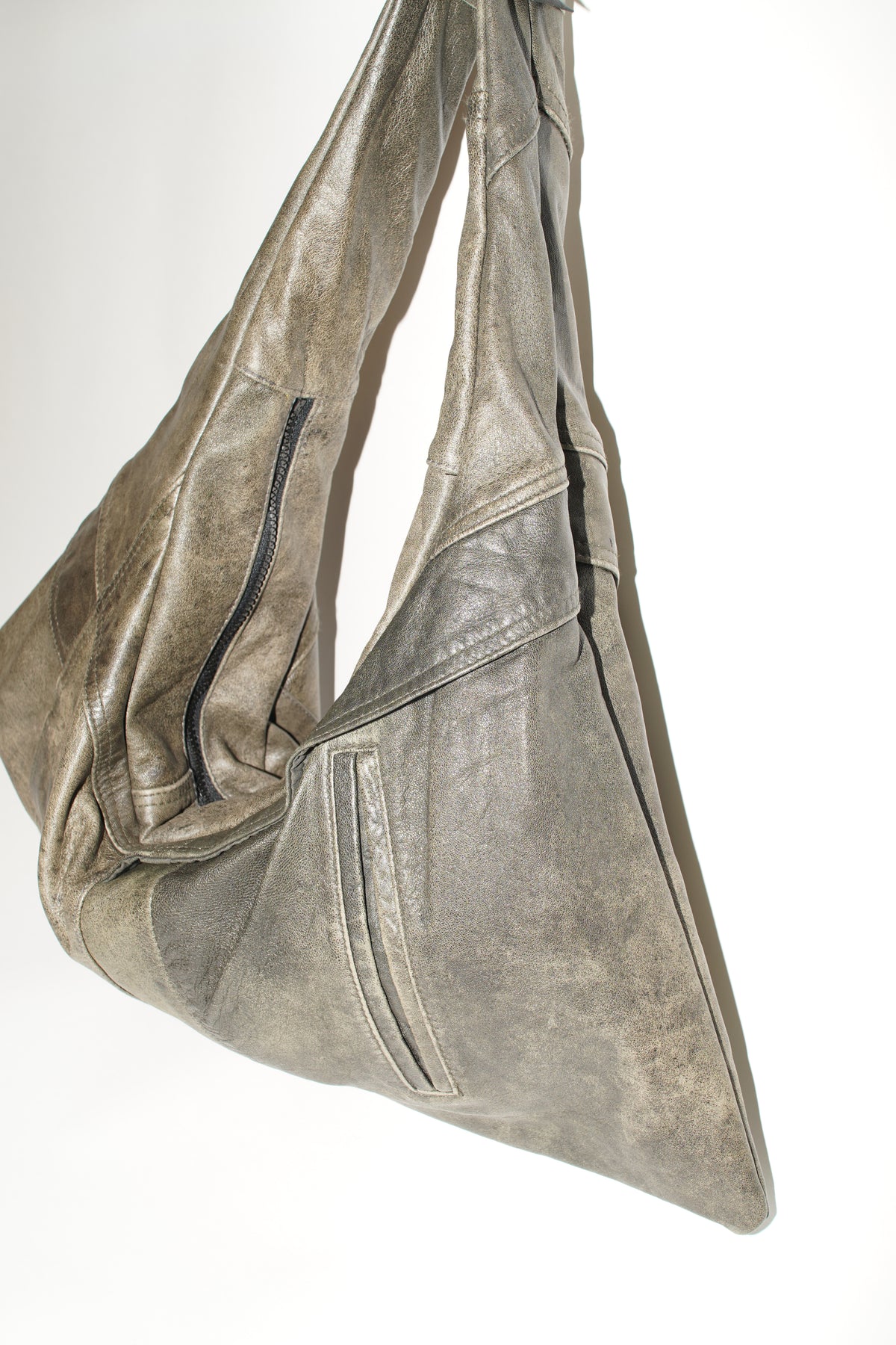 Triangle Bag S aus wiederverwendetem Leder aus seitlicher Perspektive