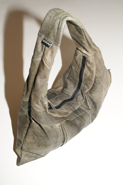 Blick auf die Triangle Bag S aus Vintage-Leder von oben