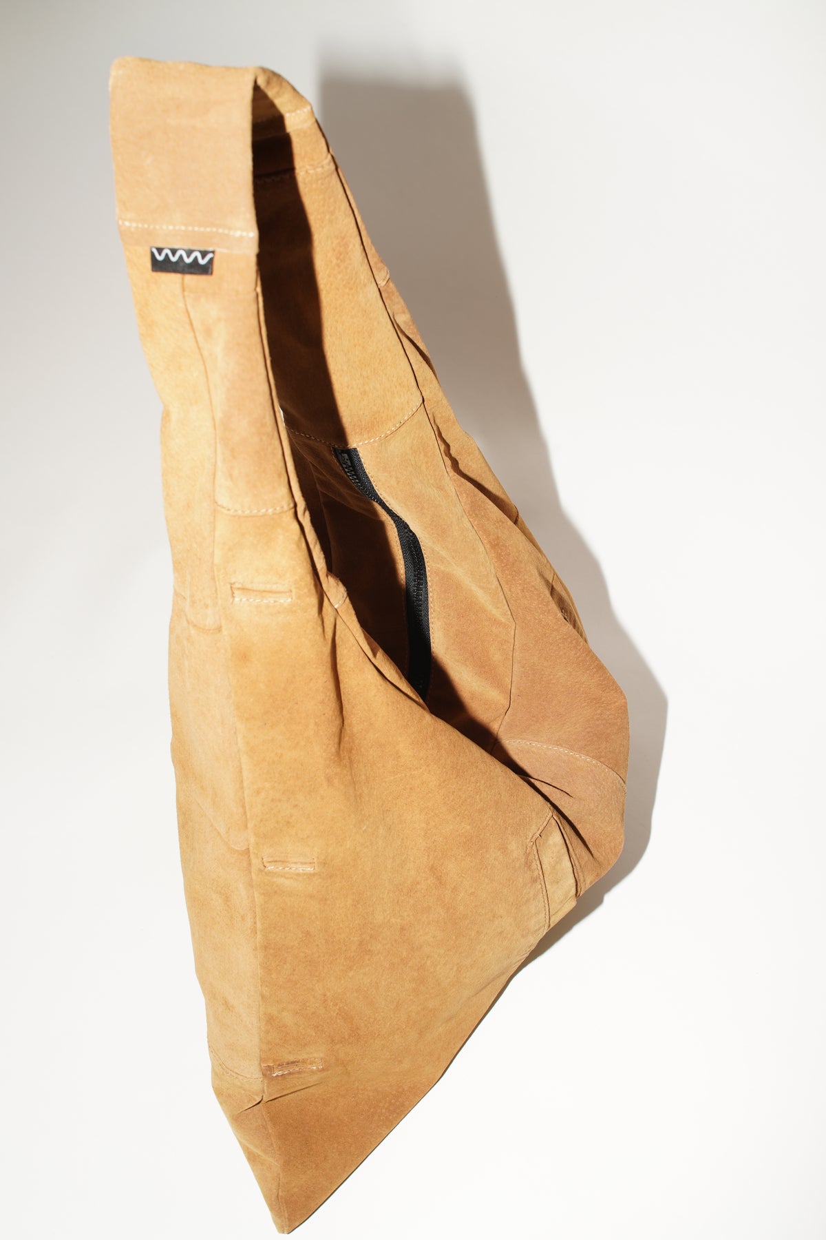 Triangle Bag L | Cognacbraunes Wildleder