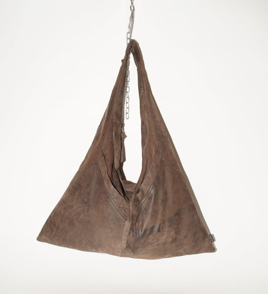 Braune Triangle Bag L aus gerettetem Vintage-Leder von wallawalla Berlin