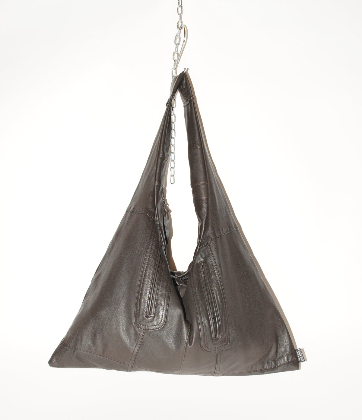 Braune Triangle Bag L aus genarbtem Leder in vollständiger Vorderansicht