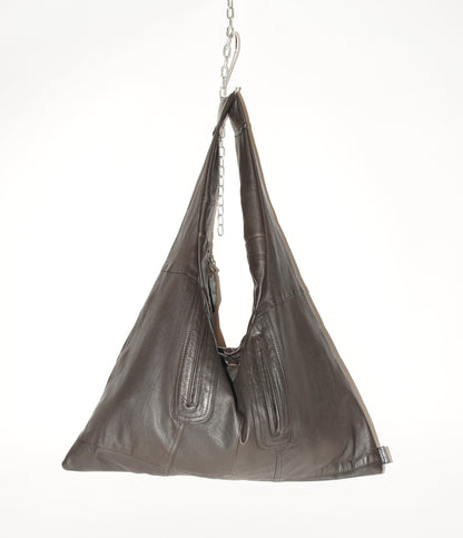 Braune Triangle Bag L aus genarbtem Leder in vollständiger Vorderansicht