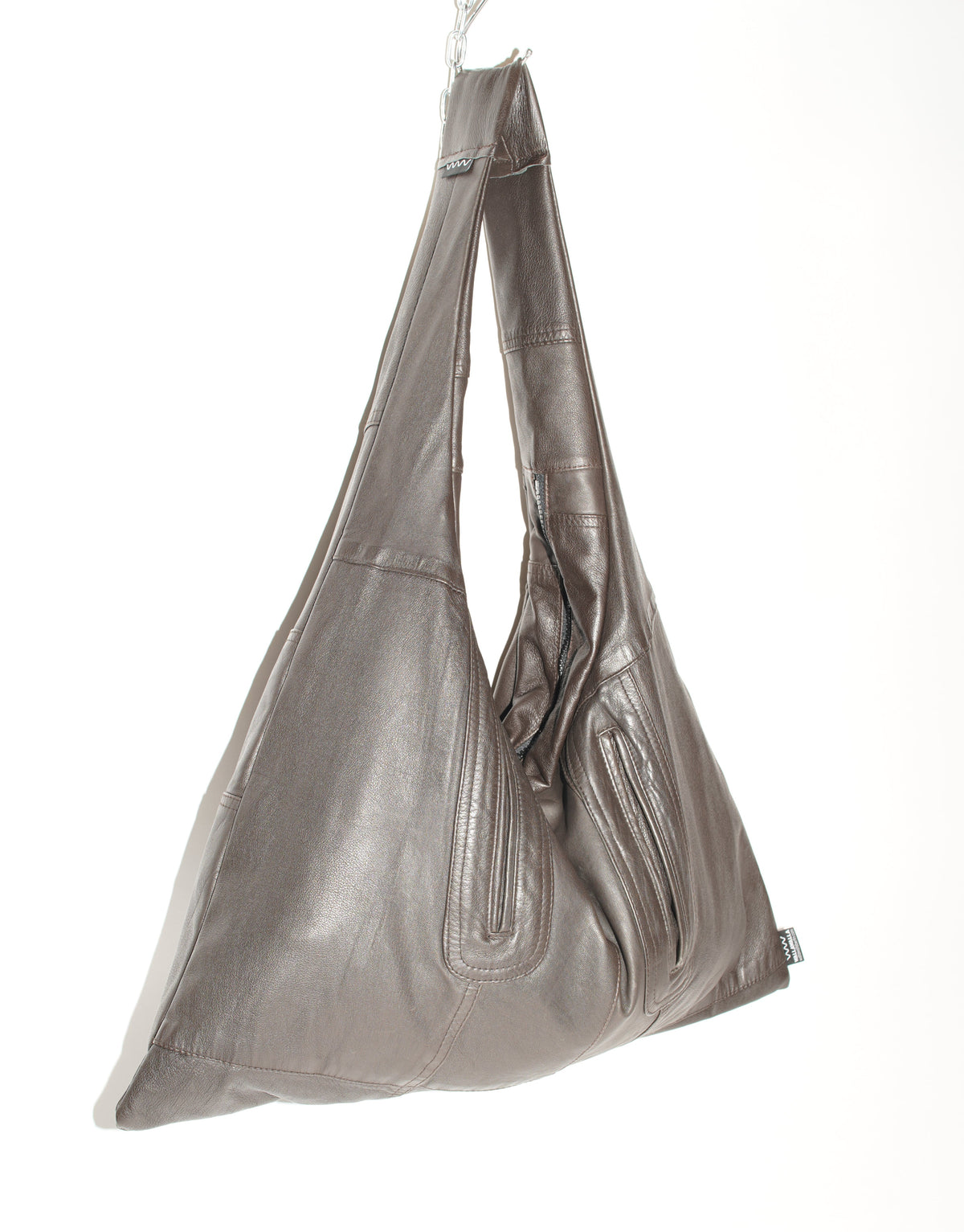 Braune Triangle Bag L aus fein genarbtem Upcycling-Leder von wallawalla Berlin