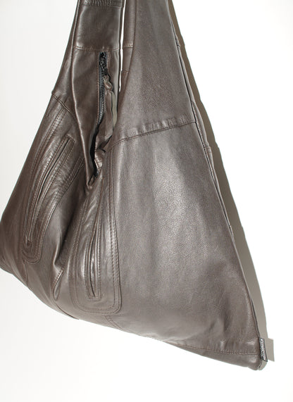 Seitenansicht der braunen Triangle Bag L mit fein strukturierter Lederoberfläche