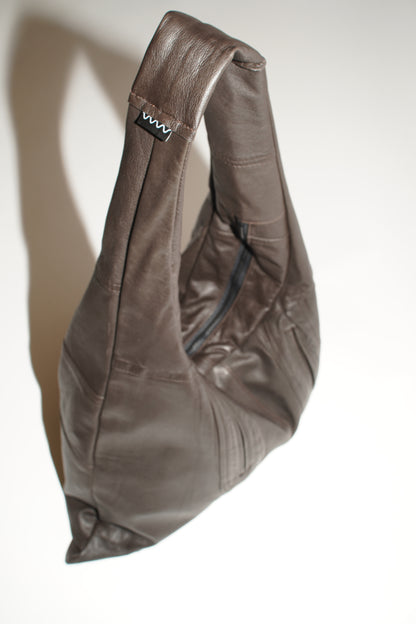 Braune Triangle Bag L aus Leder mit Blick auf die seitliche Verarbeitung