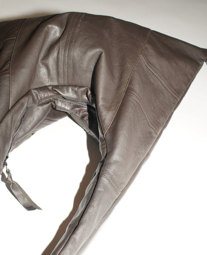 Detailansicht der Triangle Bag L aus braunem Leder mit feiner Narbung