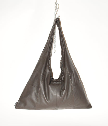 Triangle Bag L aus braunem Upcycling-Leder mit charakteristischer Dreiecksform