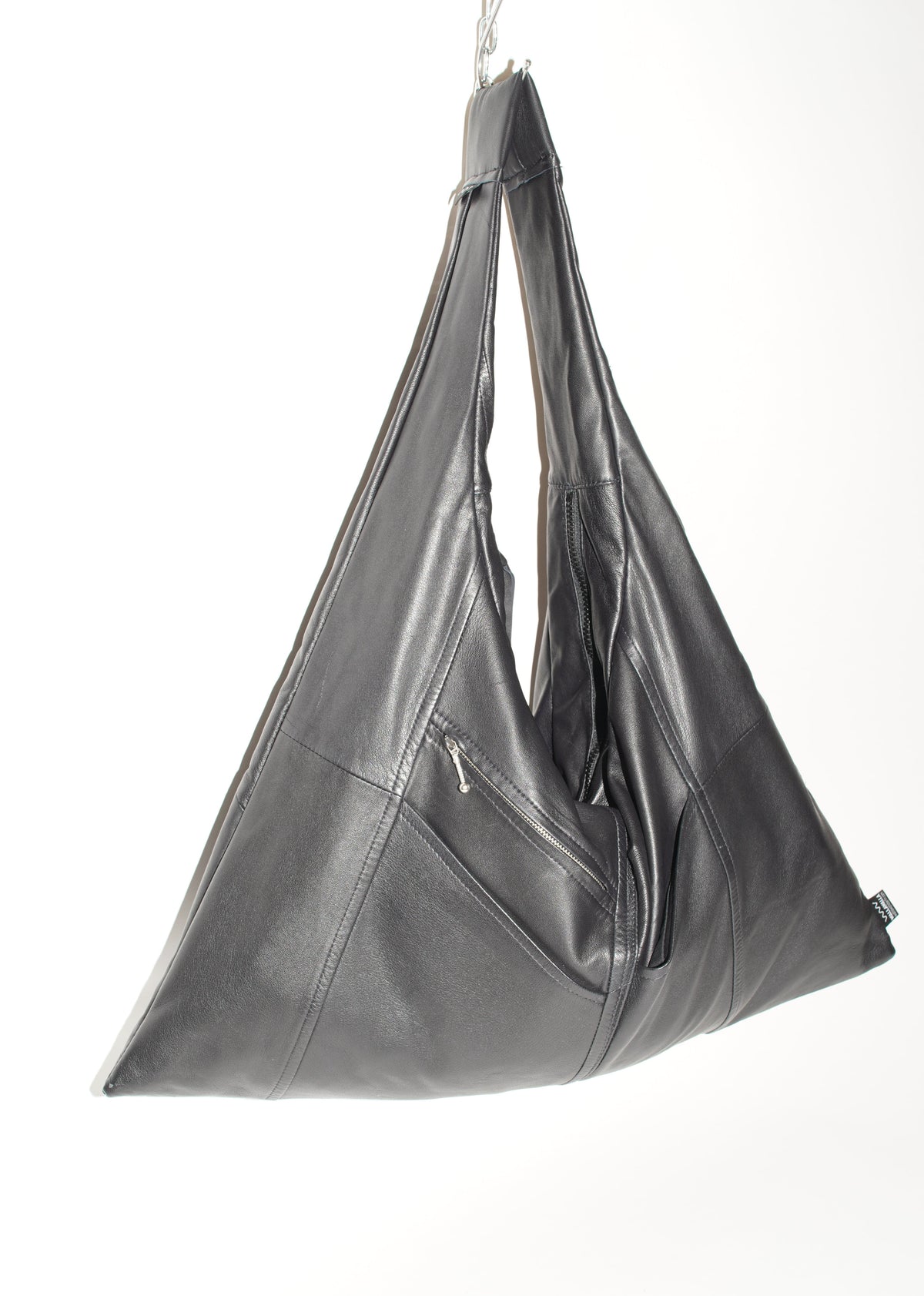 Schwarze Triangle Bag L aus Upcycling-Leder in hängender Vorderansicht
