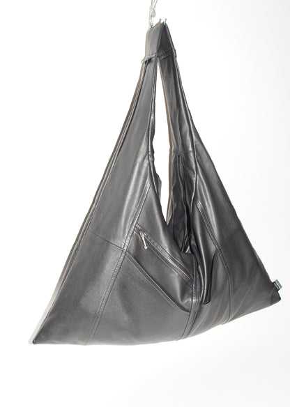Schwarze Triangle Bag L aus Upcycling-Leder in hängender Vorderansicht