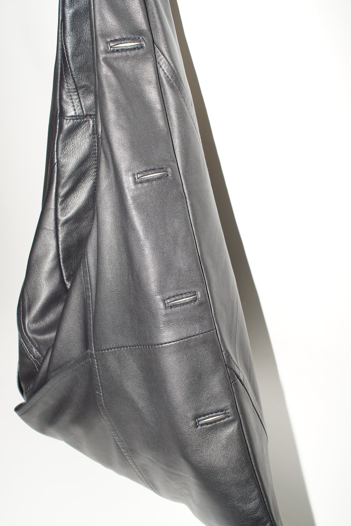 Triangle Bag L aus schwarzem Leder mit Blick auf die seitliche Taschenform