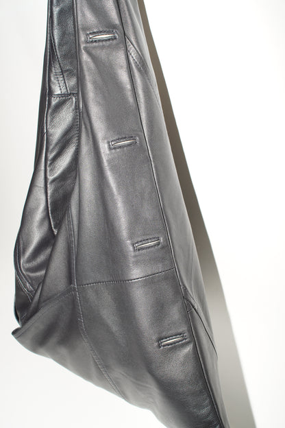 Triangle Bag L aus schwarzem Leder mit Blick auf die seitliche Taschenform