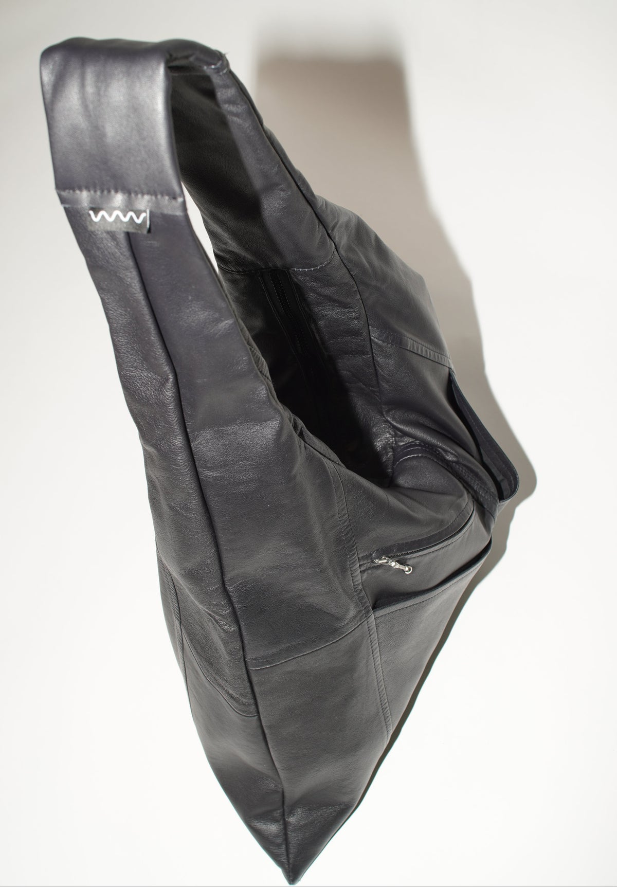 Schwarze Triangle Bag L mit Blick auf die Taschenöffnung und Verarbeitung