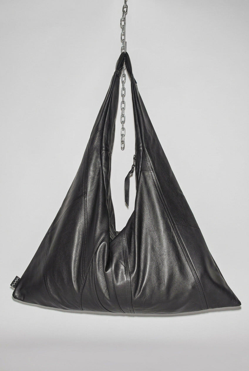 Große Triangle Bag aus schwarzem Leder mit markanter Dreiecksform
