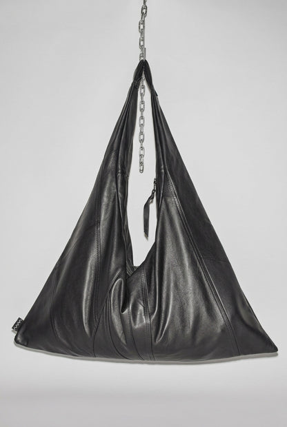 Große Triangle Bag aus schwarzem Leder mit markanter Dreiecksform