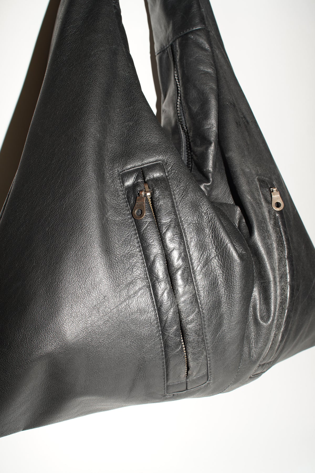 Triangle Bag L | Schwarzes Leder mit Struktur