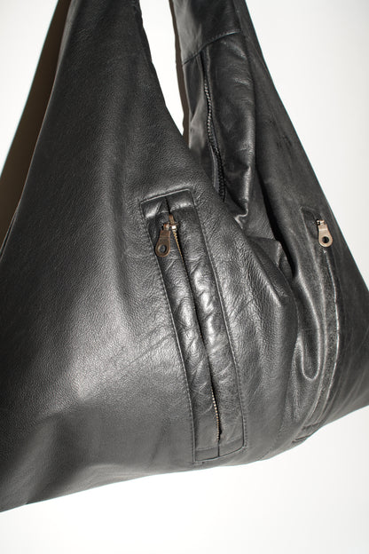 Triangle Bag L | Schwarzes Leder mit Struktur