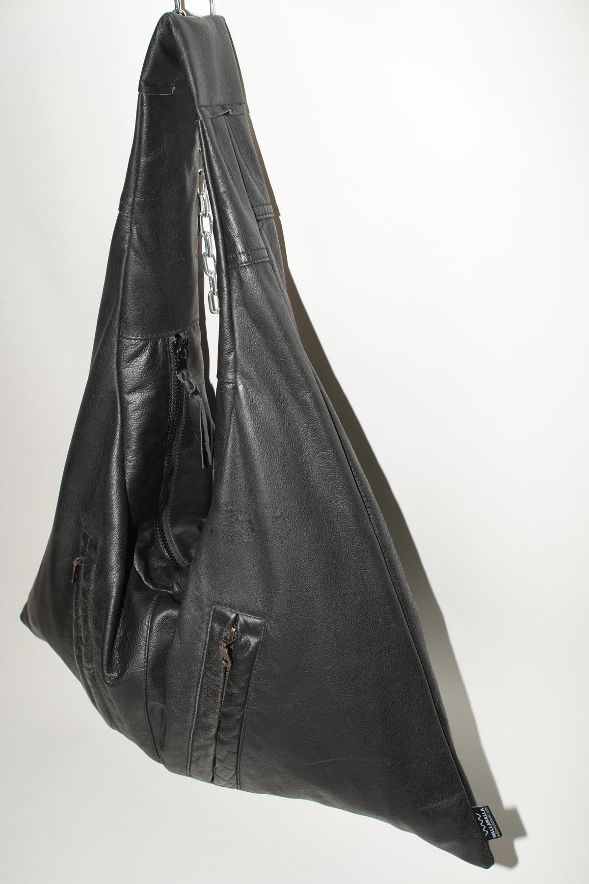 Triangle Bag L | Schwarzes Leder mit Struktur
