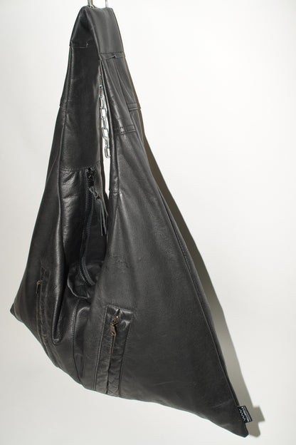 Triangle Bag L | Schwarzes Leder mit Struktur