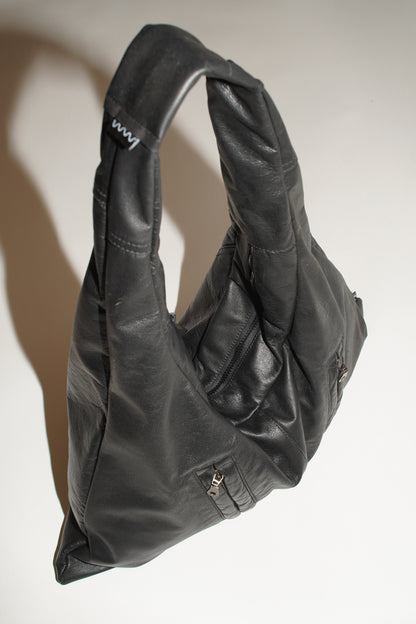 Triangle Bag L | Schwarzes Leder mit Struktur