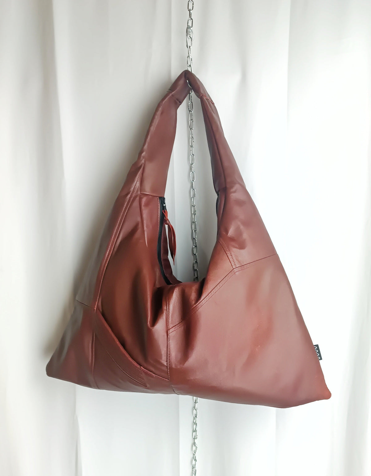 Triangle Bag L aus rot-braunem Leder einer Jacke als handgefertigte Wunschtasche
