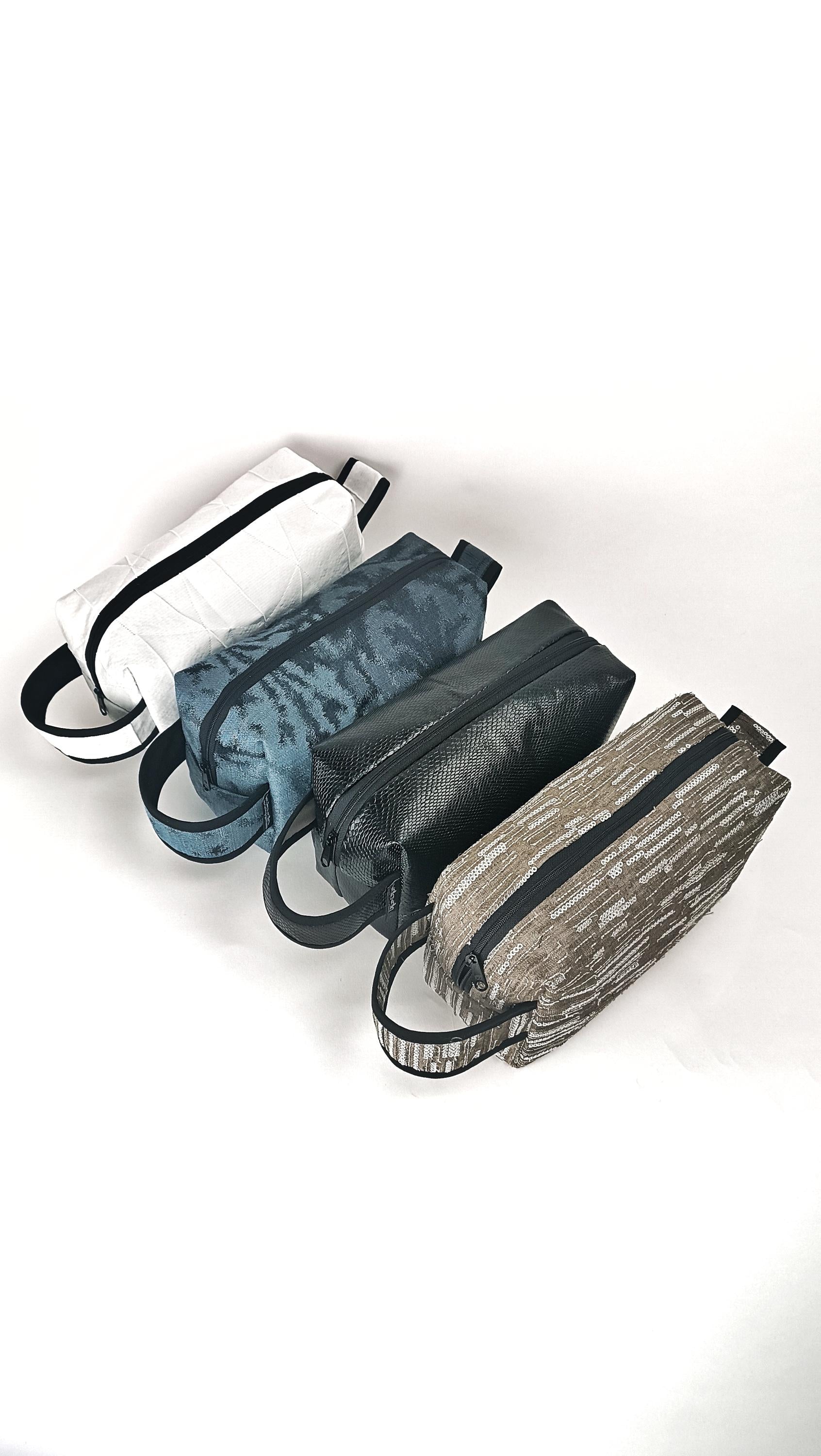 Große Kulturtasche aus geretteten Materialien, Upcycling, nachhaltig, Kulturbeutel, Set, Reisetasche,Waschtasche, Make Up Bag, Kosmetik
