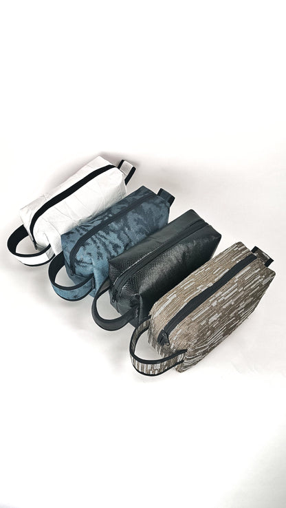 Große Kulturtasche aus geretteten Materialien, Upcycling, nachhaltig, Kulturbeutel, Set, Reisetasche,Waschtasche, Make Up Bag, Kosmetik