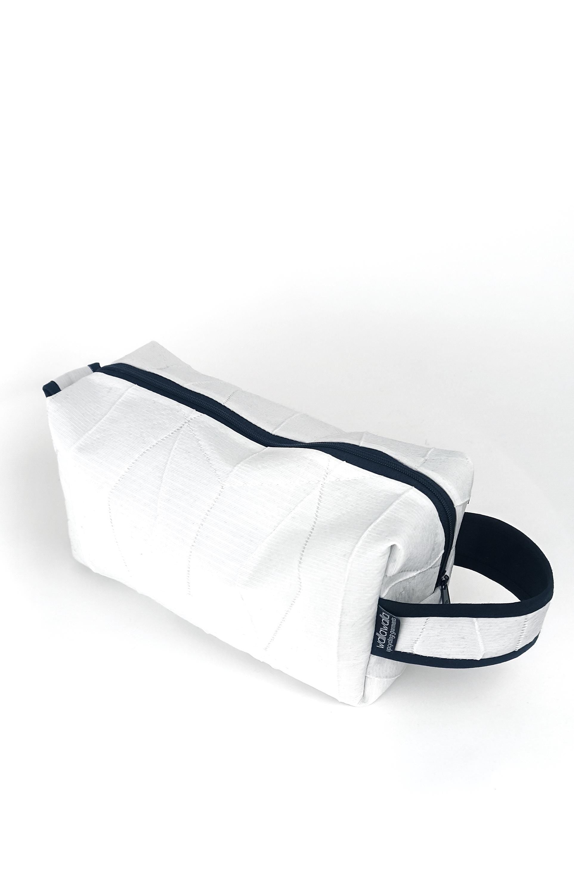 Große Kulturtasche aus geretteten Materialien, Upcycling, nachhaltig, Kulturbeutel, Set, Reisetasche,Waschtasche, Make Up Bag, Kosmetik