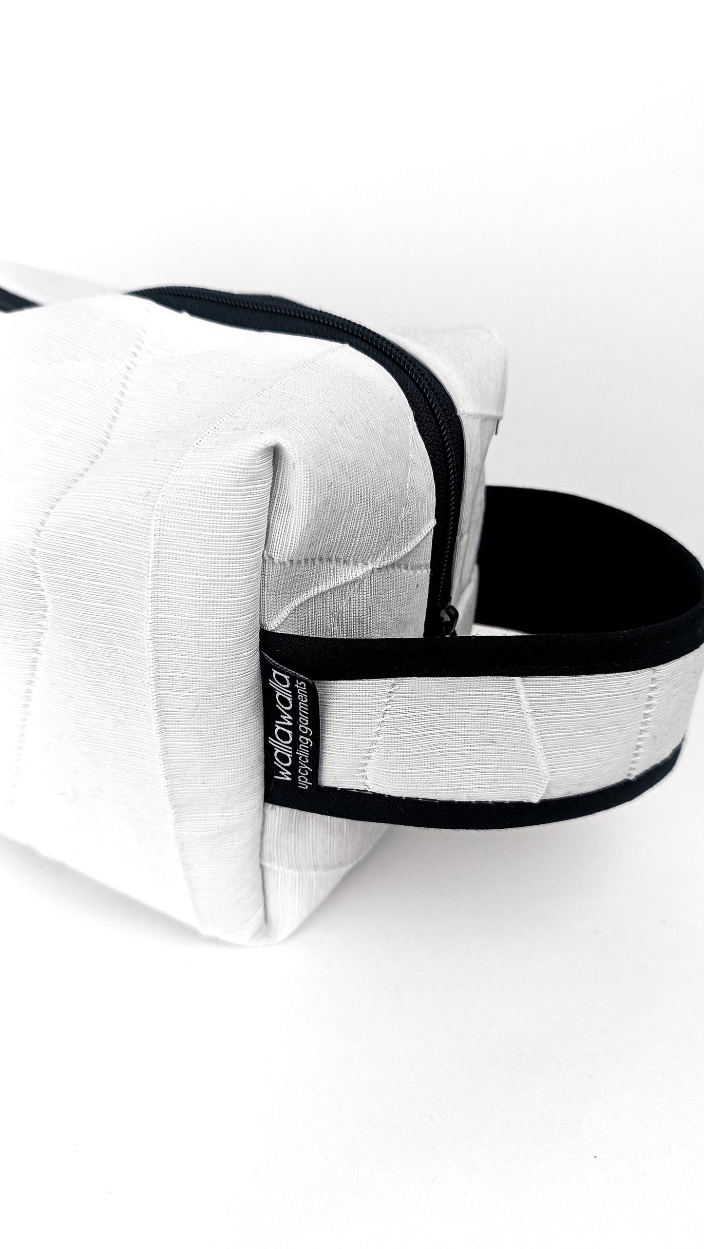 Große Kulturtasche aus geretteten Materialien, Upcycling, nachhaltig, Kulturbeutel, Set, Reisetasche,Waschtasche, Make Up Bag, Kosmetik