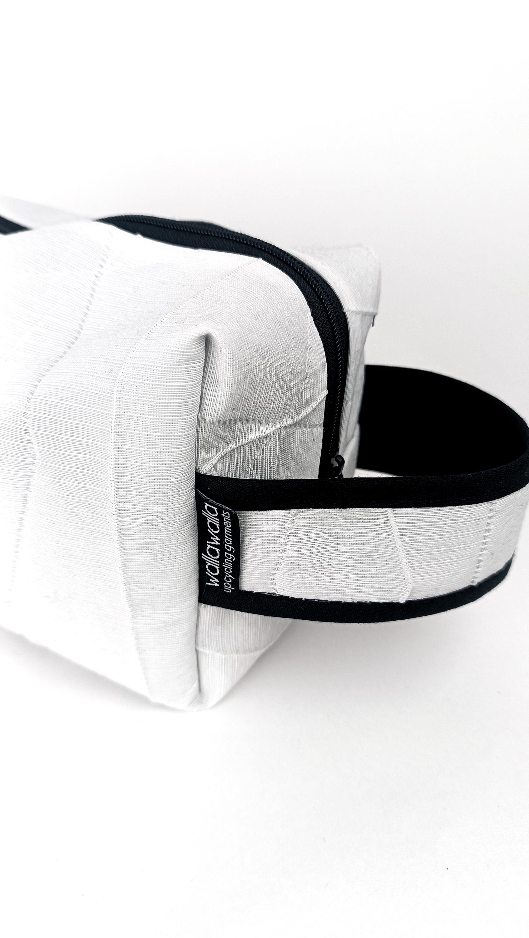 Große Kulturtasche aus geretteten Materialien, Upcycling, nachhaltig, Kulturbeutel, Set, Reisetasche,Waschtasche, Make Up Bag, Kosmetik