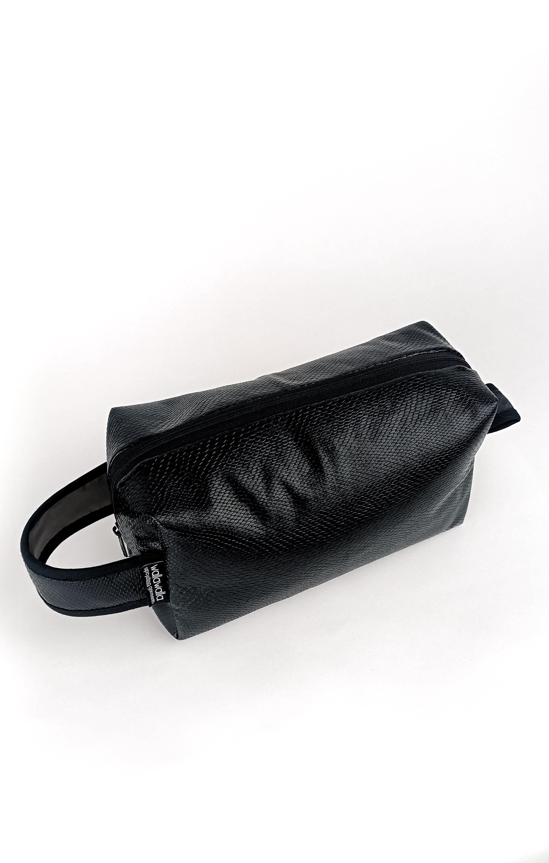Große Kulturtasche aus geretteten Materialien, Upcycling, nachhaltig, Kulturbeutel, Set, Reisetasche,Waschtasche, Make Up Bag, Kosmetik