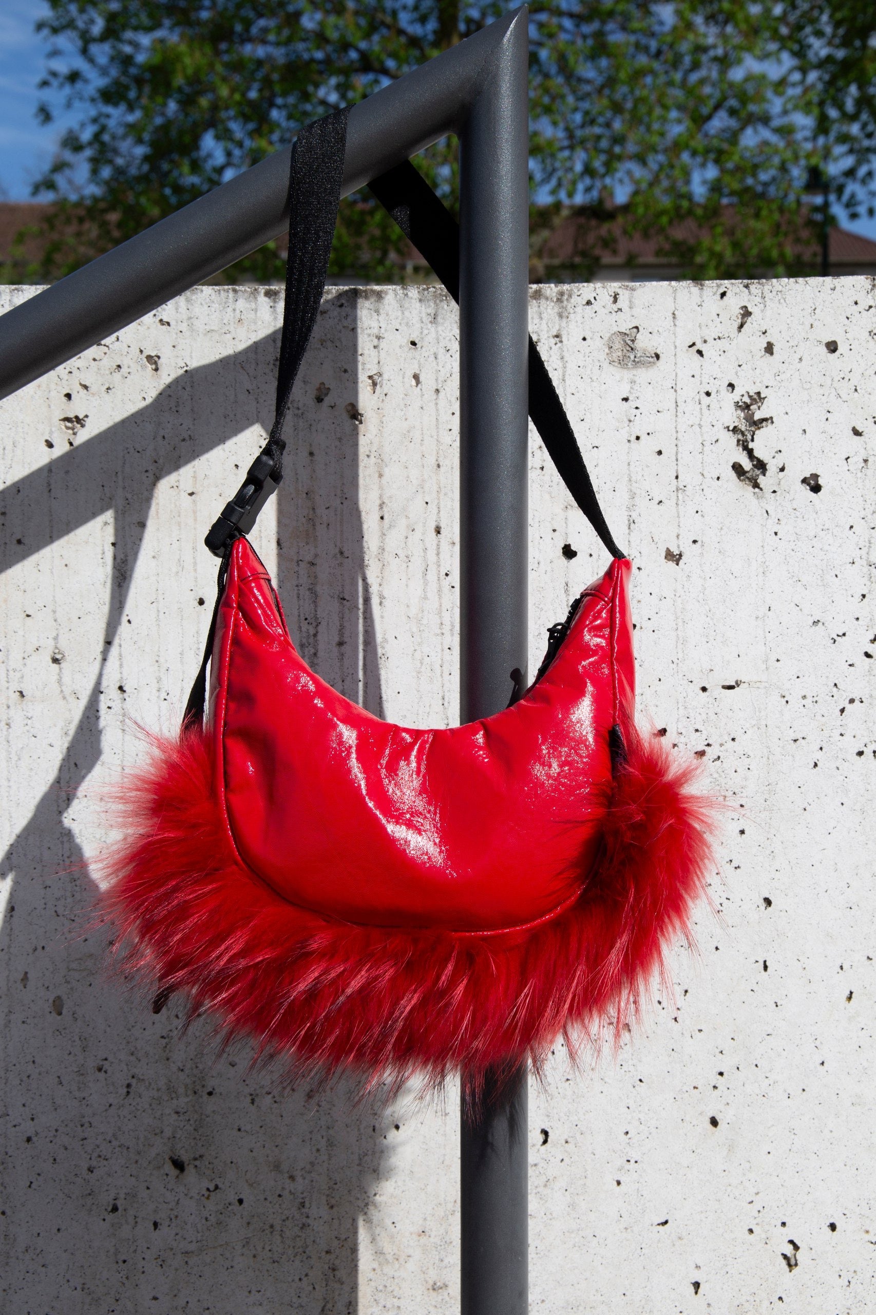 Collectionsbild  Bags Rote Two Way Bag aus Lackleder mit Fell Detail , handgemachtes Upcycling-Unikat von Wallawalla Berlin