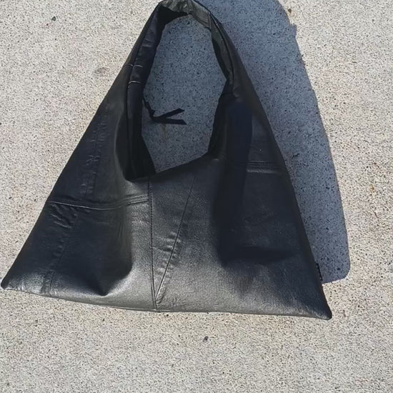 triangle bag unisex tasche aus upgecycelten textilien schwarz leder