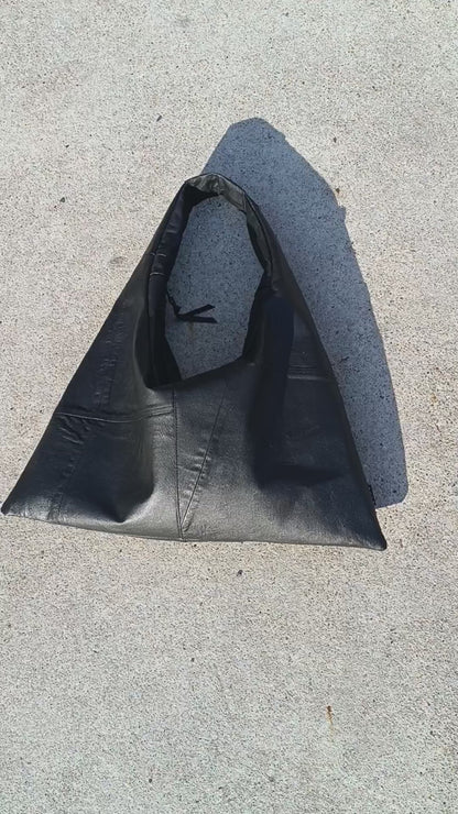 triangle bag unisex tasche aus upgecycelten textilien schwarz leder
