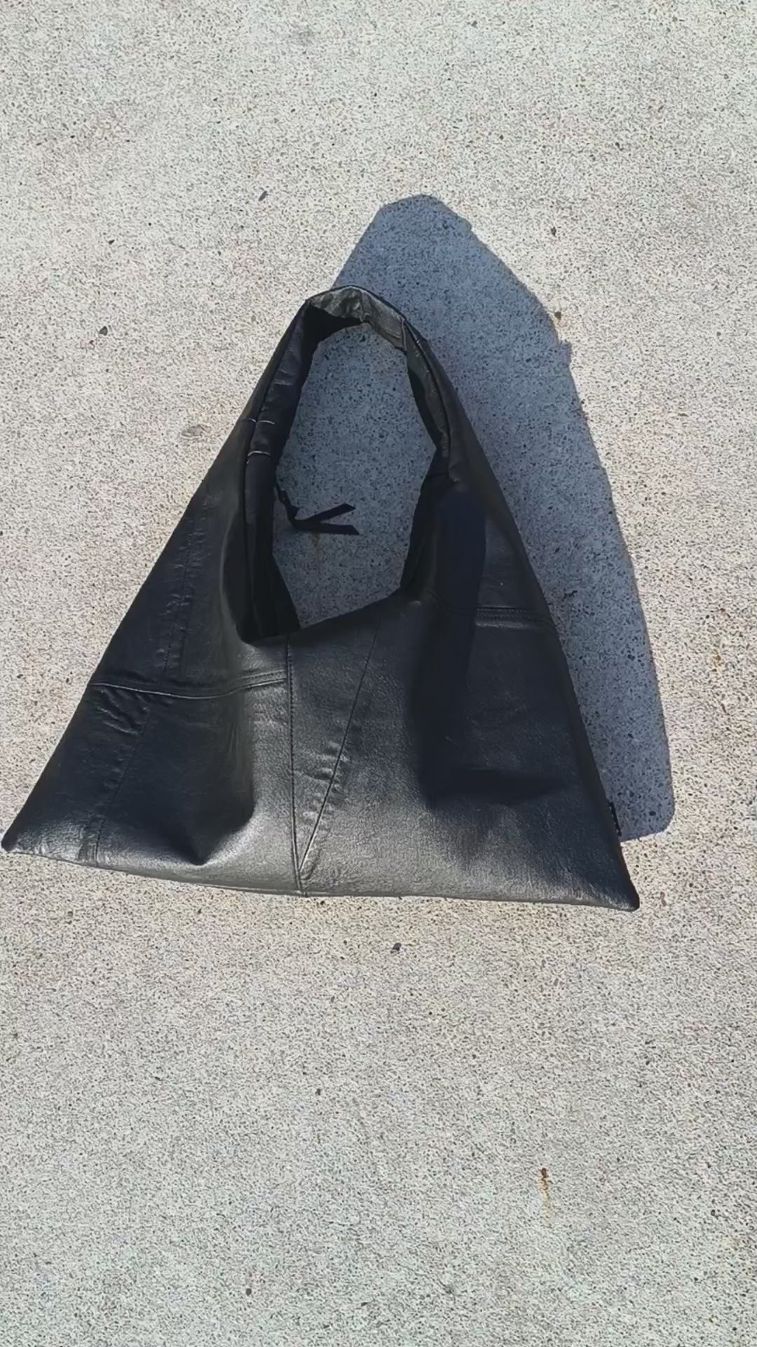 triangle bag unisex tasche aus upgecycelten textilien schwarz leder